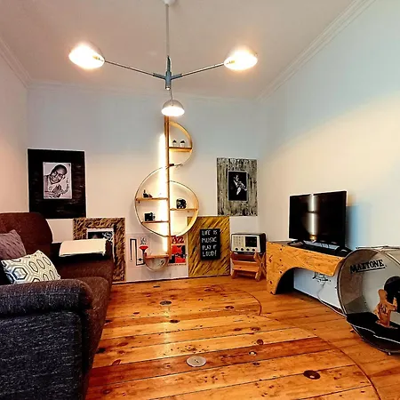 Casa 40th-music Wood House
